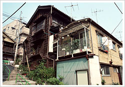 自分の住んでいる家はどれくらいの地震に耐えられるのか？